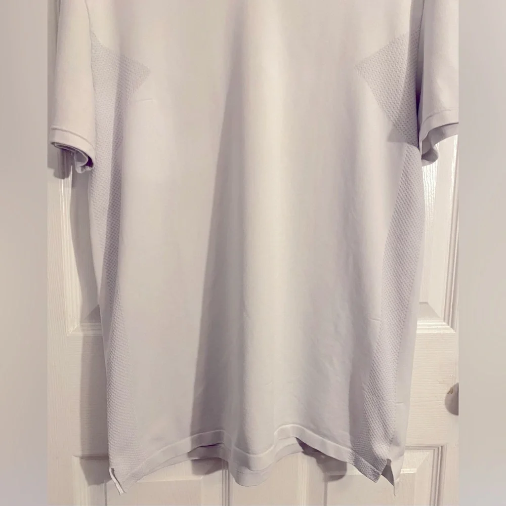 Under Armour White Fitted Top HeatGear Size‎ Large